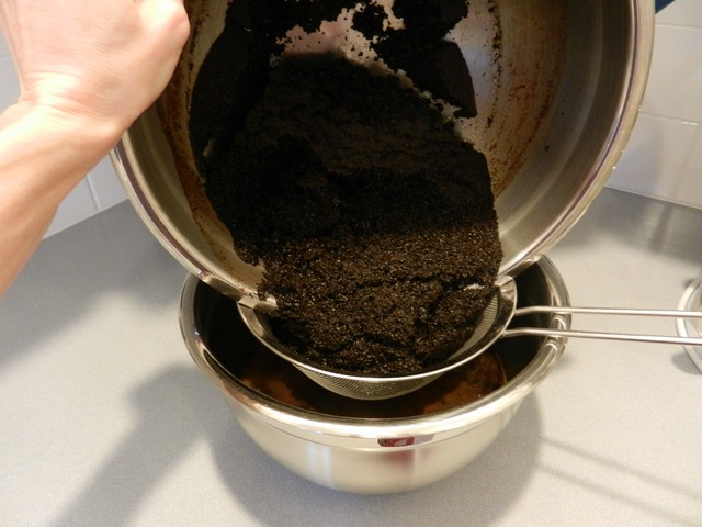 Used coffee grounds, draining