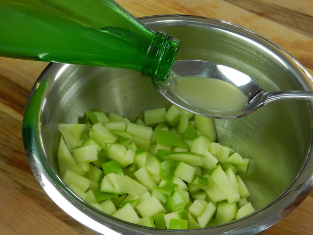 Adding lemon to cut apples