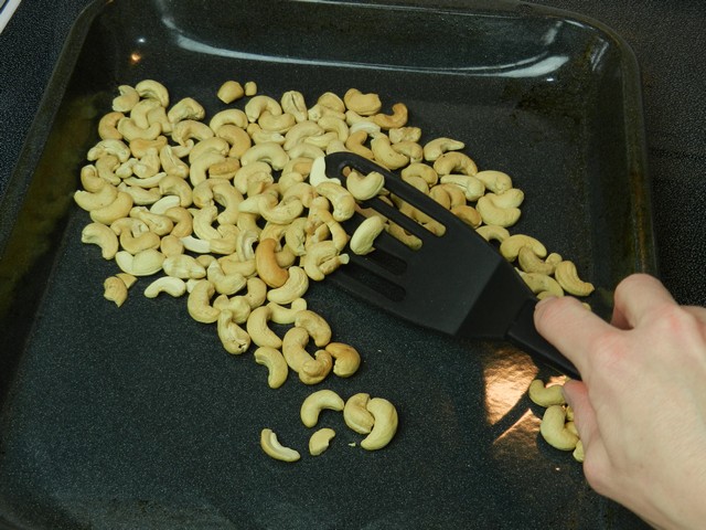 Roasting cashews