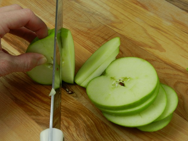 Slicing apples