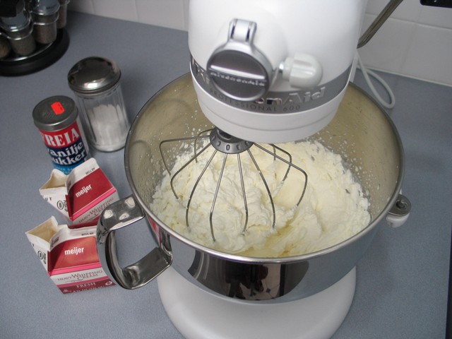 Whipped cream stand mixer