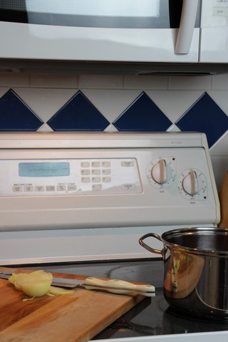 Chopping onion under fan to prevent teary eyes