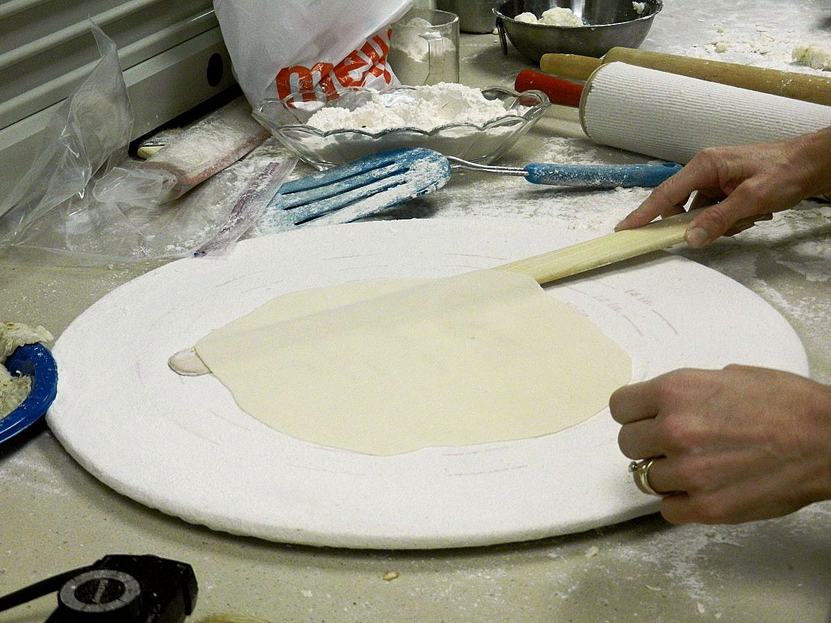 Loosening lefse from pastry cloth
