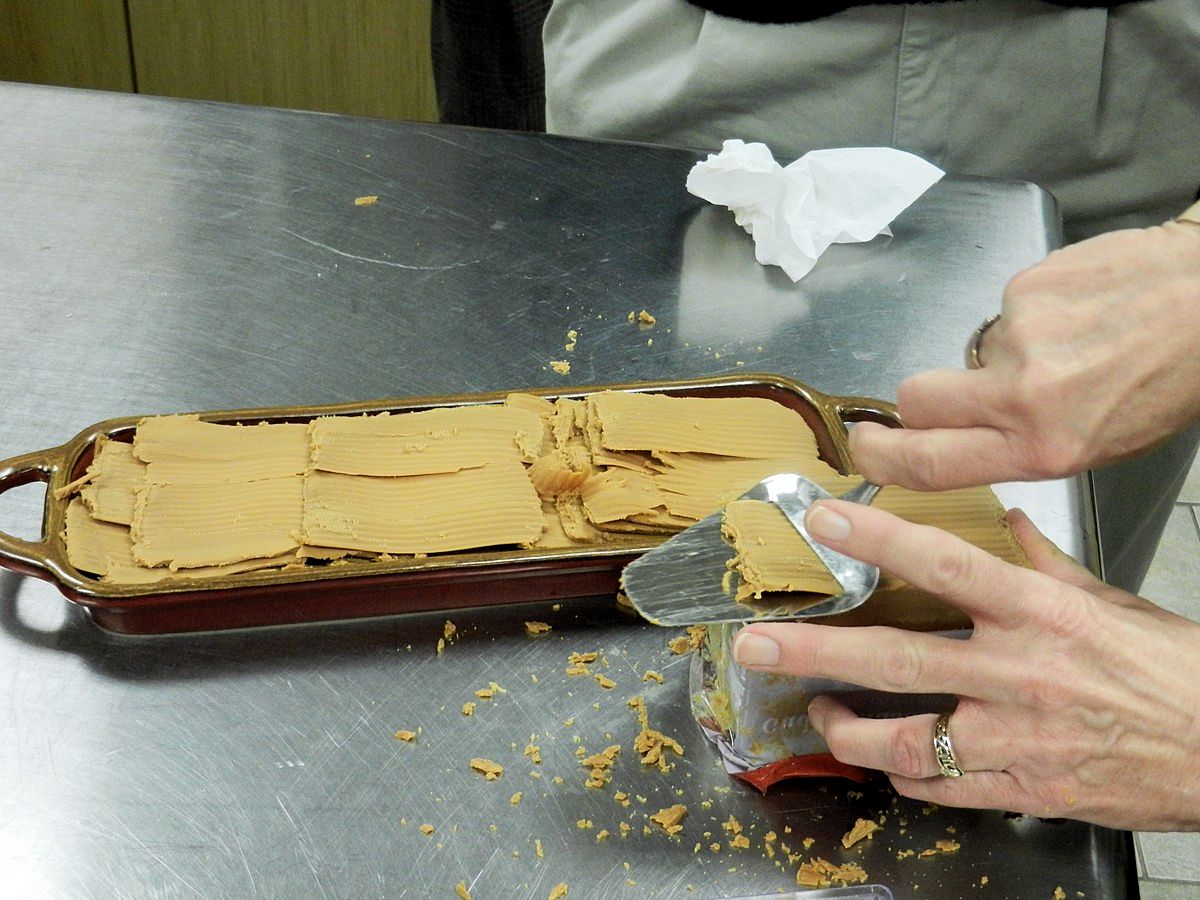 Slicing Gjetost cheese