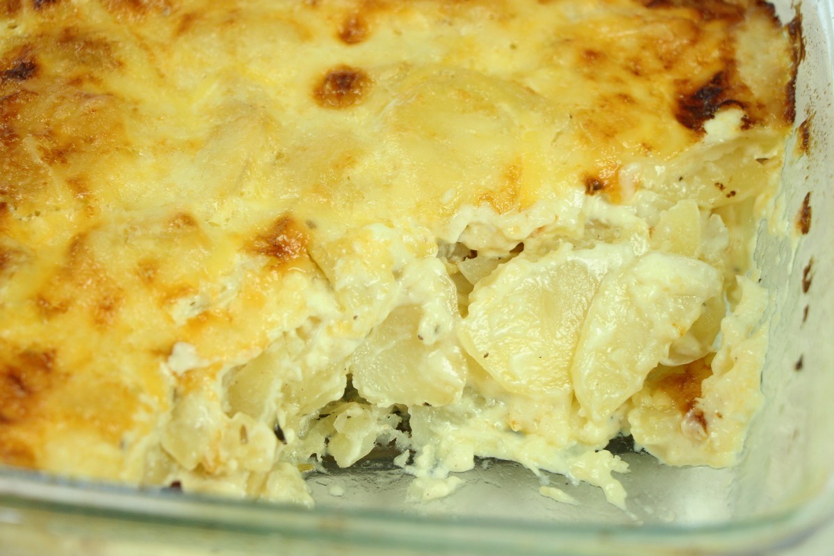 Cheese and sour cream deluxe scalloped potatoes recipe, step-by-step pictures. Wonderful for company, even for a crowd!