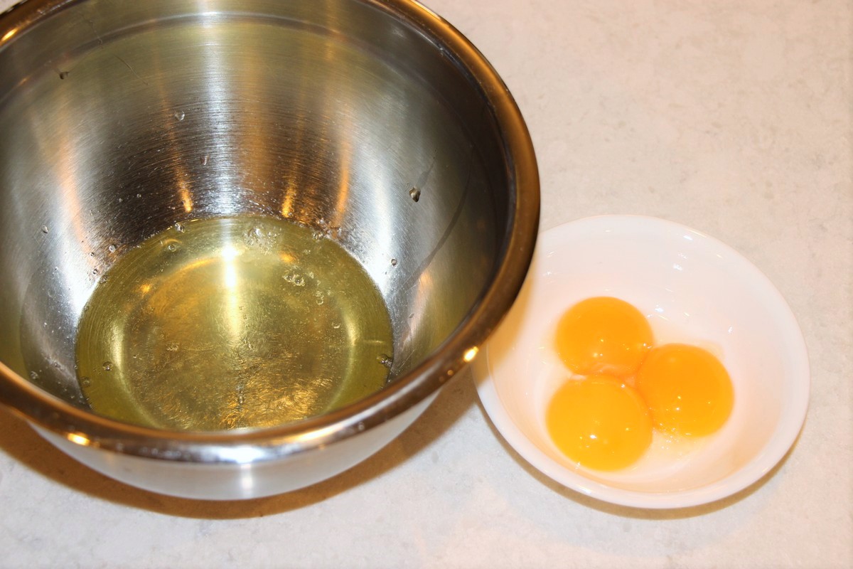 Separated eggs for use in Norwegian fish casserole.