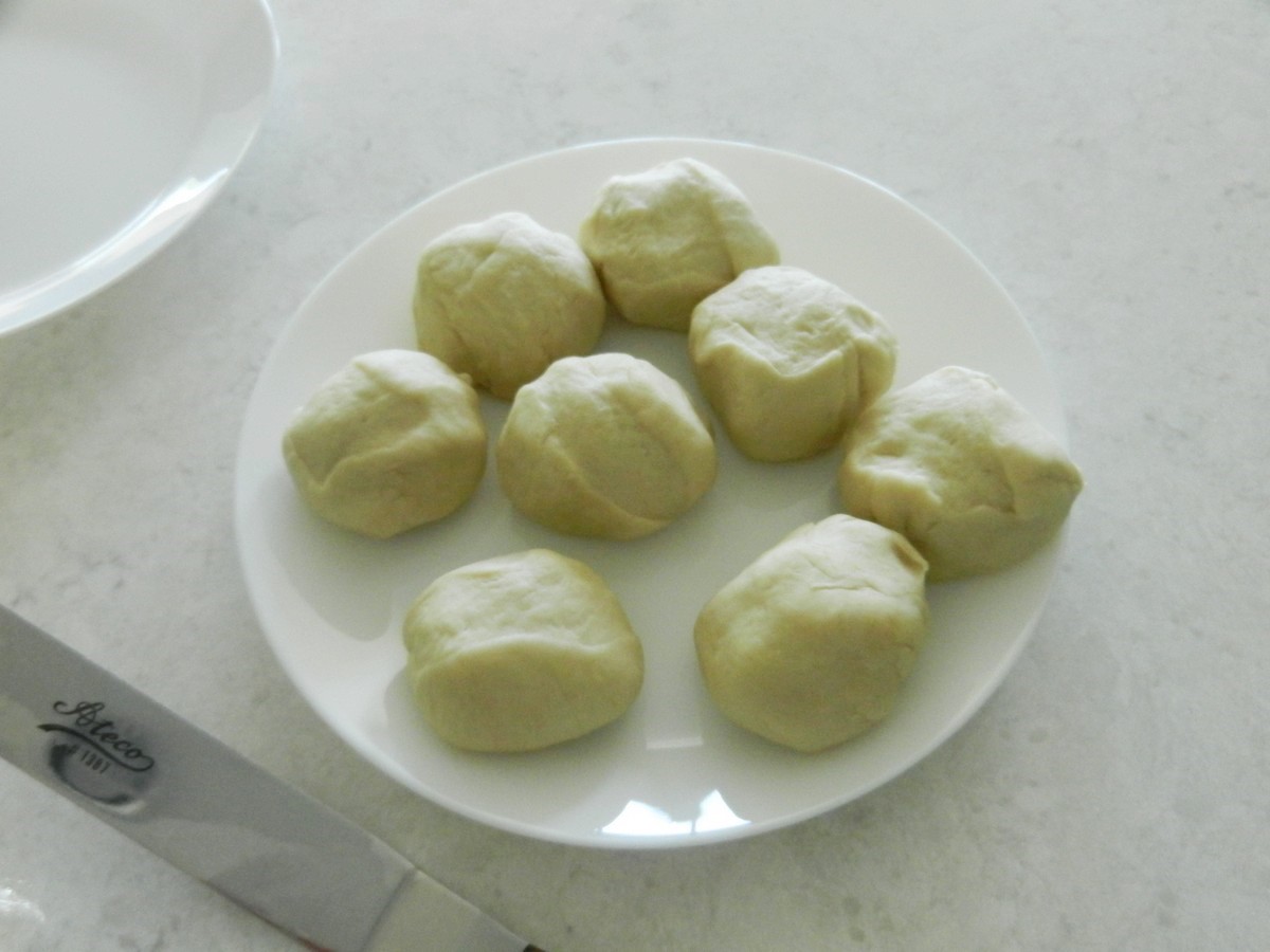 Diving dough to make soft, flavorful flour tortillas. Recipe and pictures.