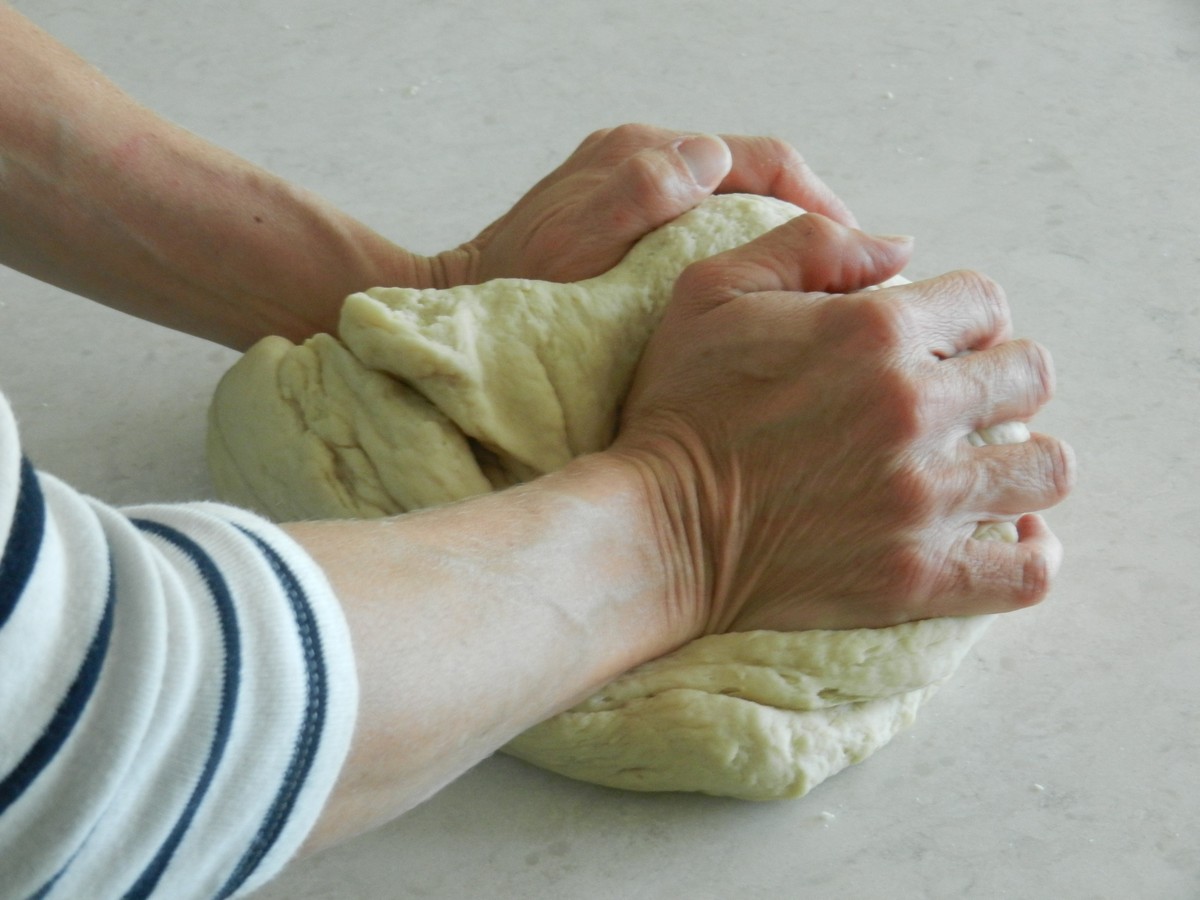 Kneading dough, making soft, flavorful flour tortillas. Recipe and pictures.