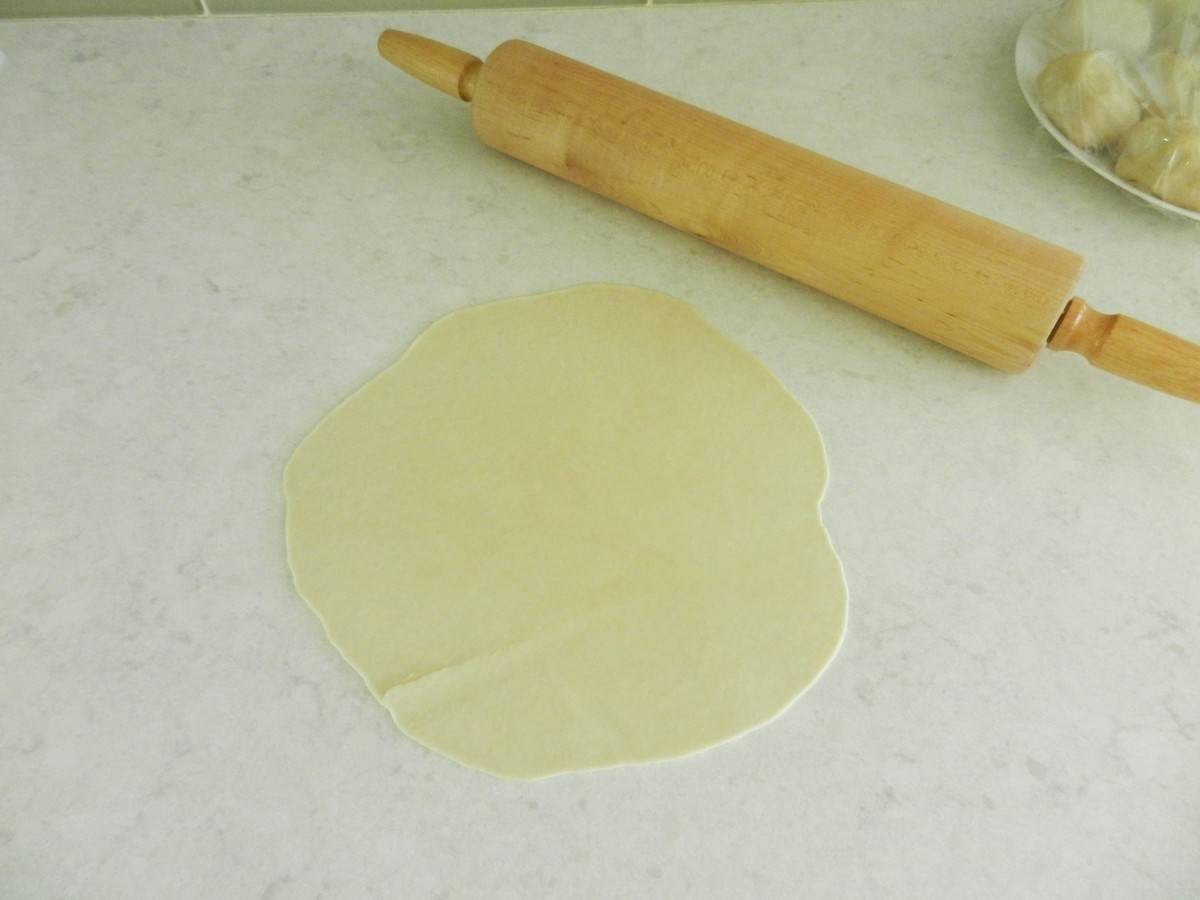 Rolling delicious, soft flour tortillas. Recipe with pictures.