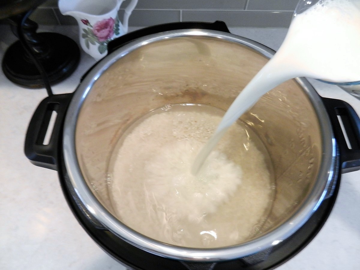 Making Norwegian rice porridge in a pressure cooker, set 'n forget recipe.
